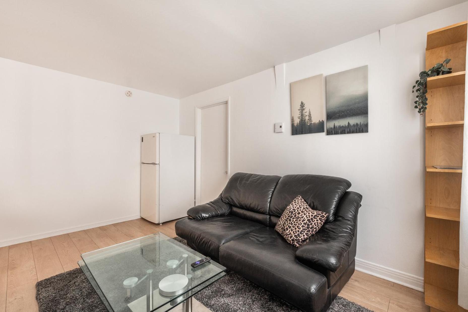 Cozy One Bedroom In The Heart Of Downtown - 329